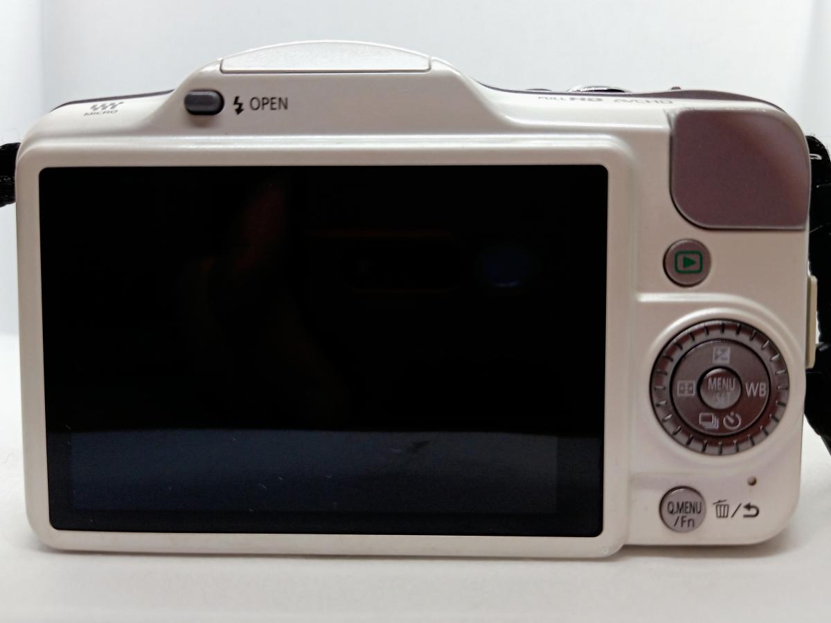 กล้อง Panasonic GF3 พร้อมเลนส์ 14-42 แถมเลนส์ FIX 35 mm f1.6 และกระเป๋า 